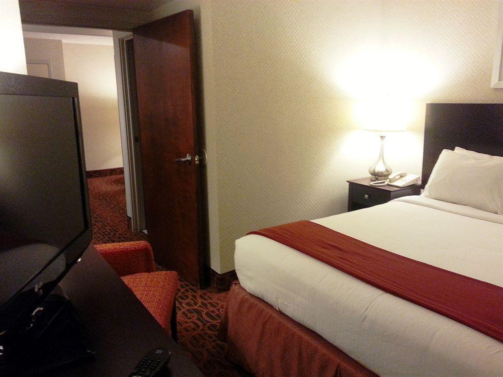 Express Philadelphia Ne-bensalem By Ihg 3*