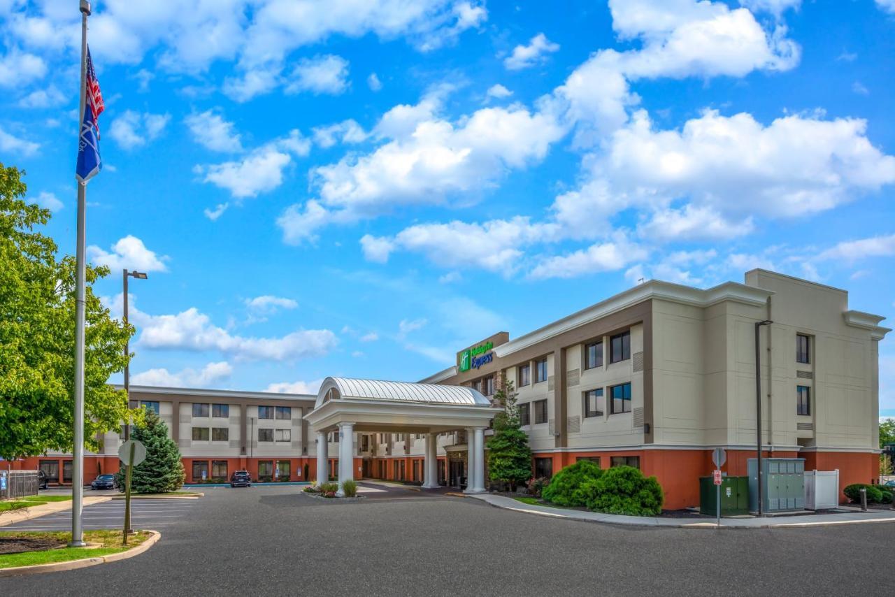 Express Philadelphia Ne-bensalem By Ihg Bensalem